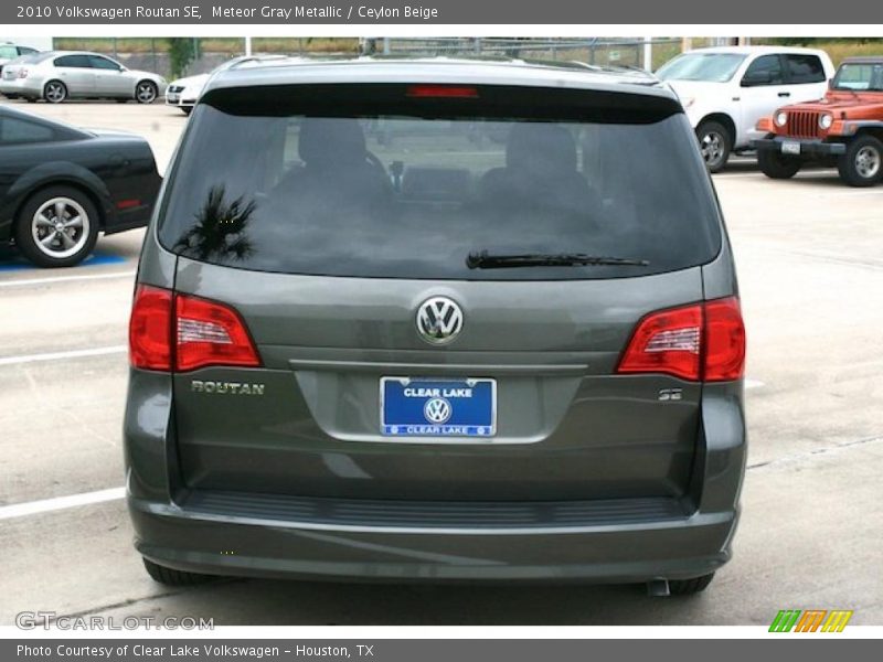 Meteor Gray Metallic / Ceylon Beige 2010 Volkswagen Routan SE