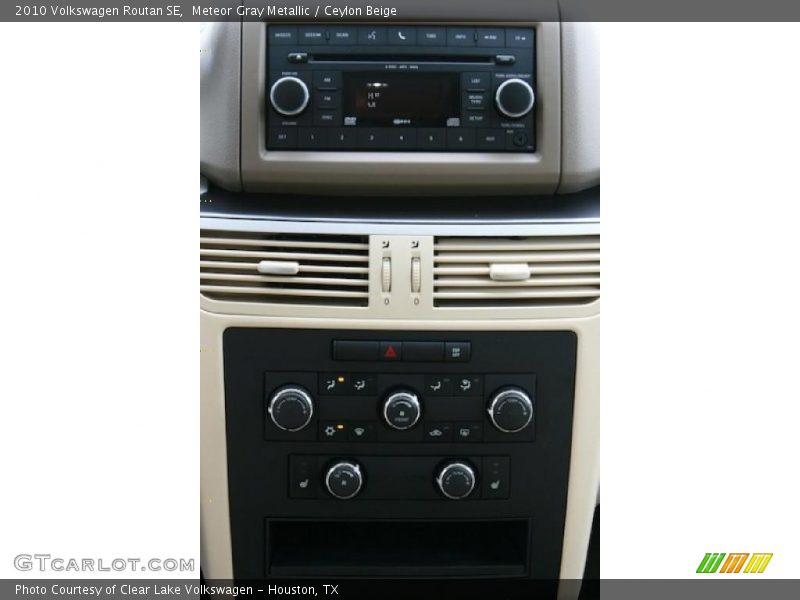 Meteor Gray Metallic / Ceylon Beige 2010 Volkswagen Routan SE