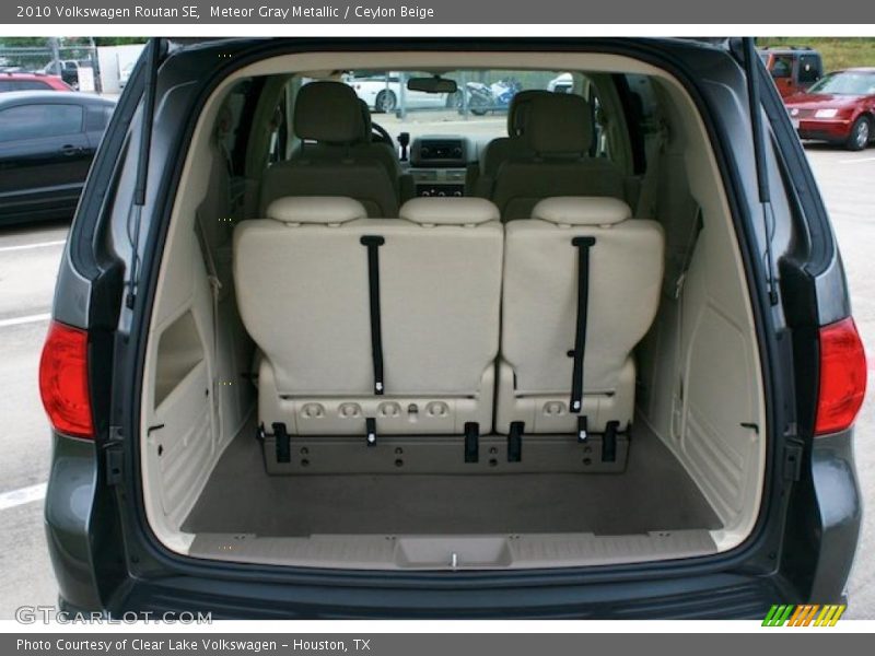 Meteor Gray Metallic / Ceylon Beige 2010 Volkswagen Routan SE