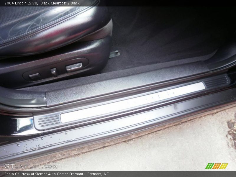 Black Clearcoat / Black 2004 Lincoln LS V8