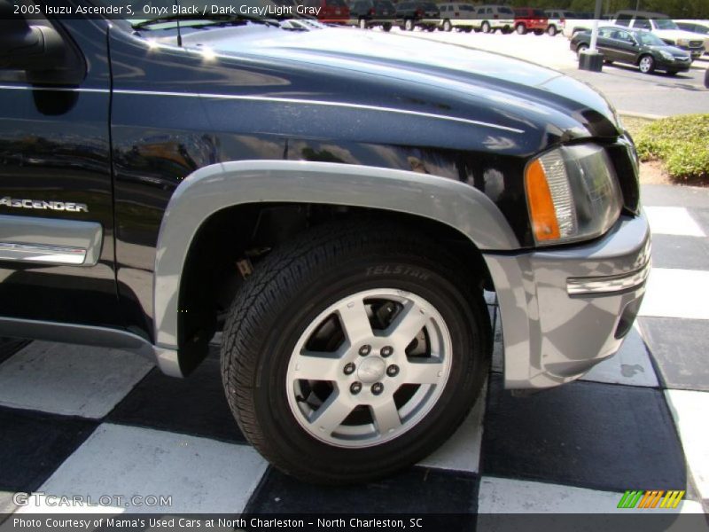 Onyx Black / Dark Gray/Light Gray 2005 Isuzu Ascender S