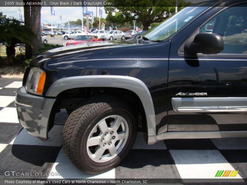 Onyx Black / Dark Gray/Light Gray 2005 Isuzu Ascender S