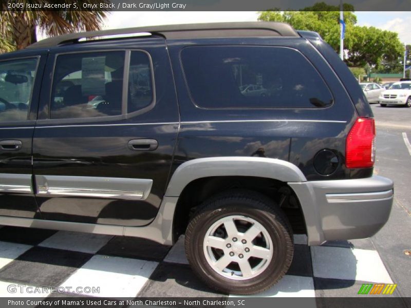 Onyx Black / Dark Gray/Light Gray 2005 Isuzu Ascender S