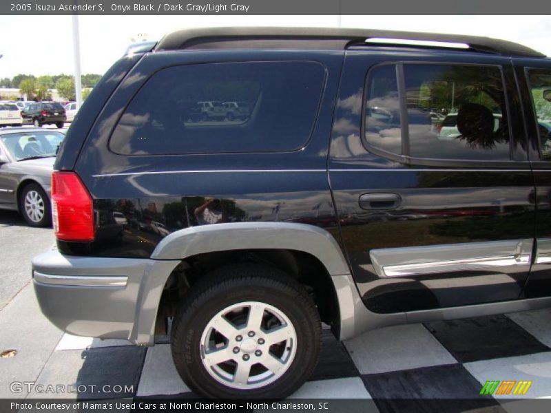 Onyx Black / Dark Gray/Light Gray 2005 Isuzu Ascender S