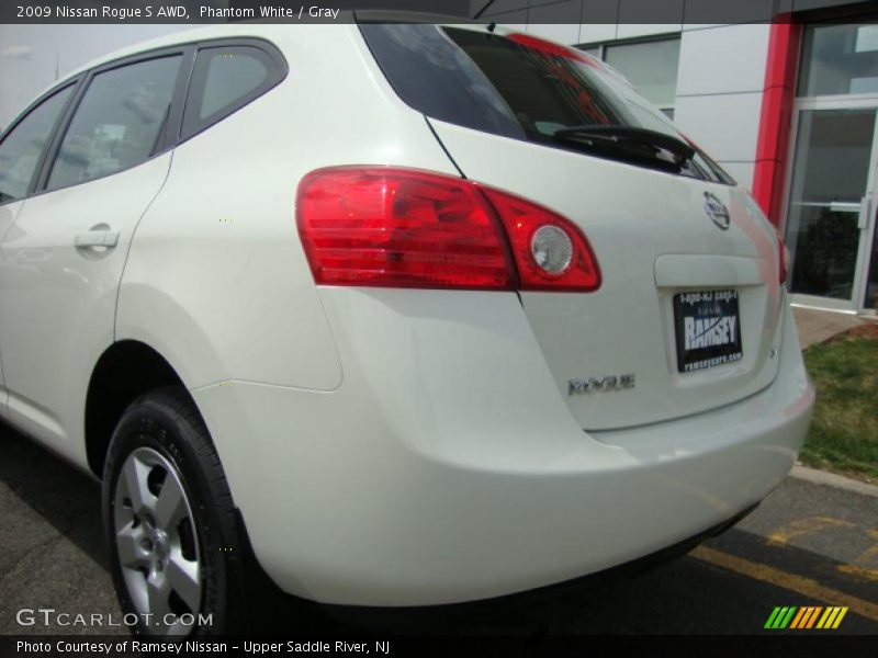 Phantom White / Gray 2009 Nissan Rogue S AWD