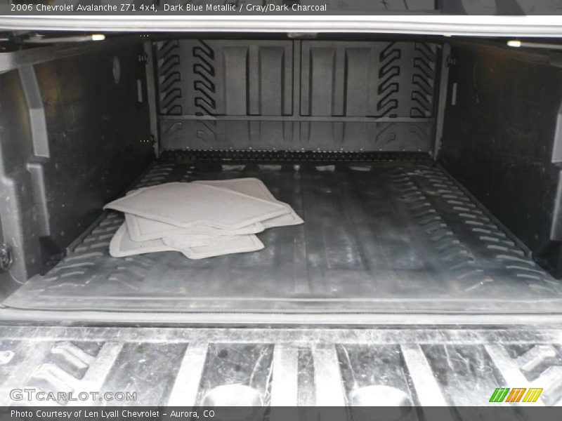 Dark Blue Metallic / Gray/Dark Charcoal 2006 Chevrolet Avalanche Z71 4x4