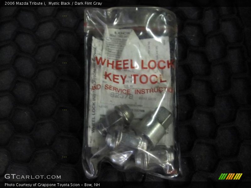 Mystic Black / Dark Flint Gray 2006 Mazda Tribute i