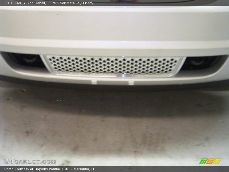 Pure Silver Metallic / Ebony 2010 GMC Yukon Denali