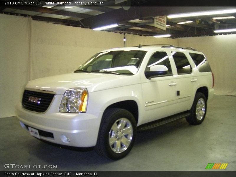 White Diamond Tricoat / Light Tan 2010 GMC Yukon SLT