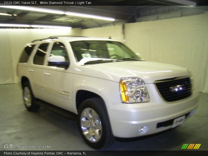 White Diamond Tricoat / Light Tan 2010 GMC Yukon SLT