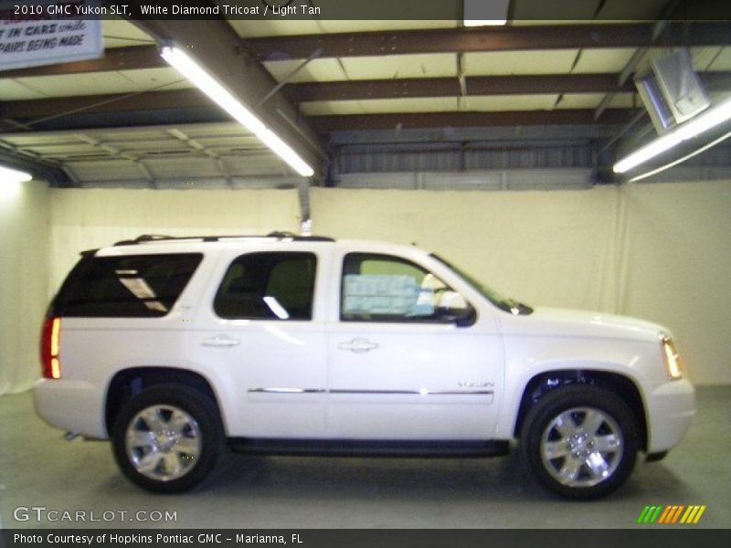 White Diamond Tricoat / Light Tan 2010 GMC Yukon SLT