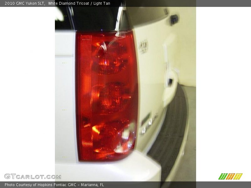 White Diamond Tricoat / Light Tan 2010 GMC Yukon SLT