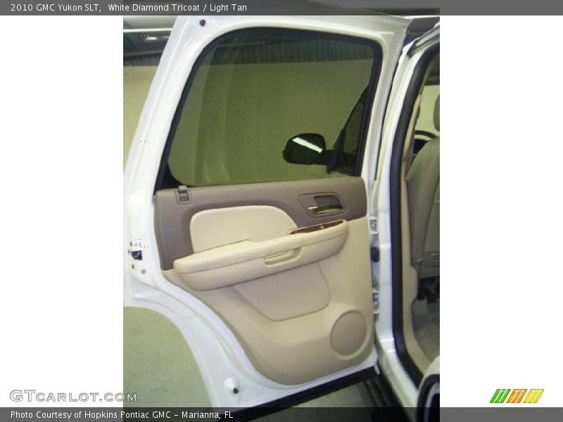 White Diamond Tricoat / Light Tan 2010 GMC Yukon SLT