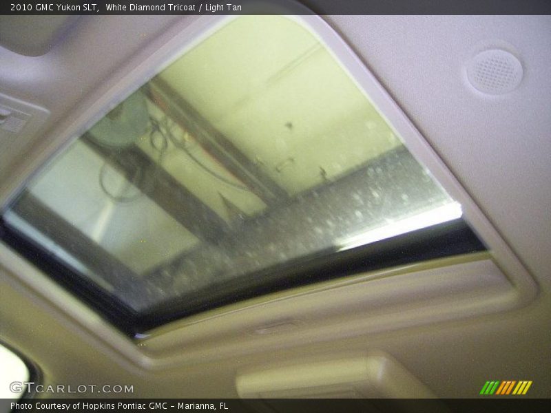 White Diamond Tricoat / Light Tan 2010 GMC Yukon SLT