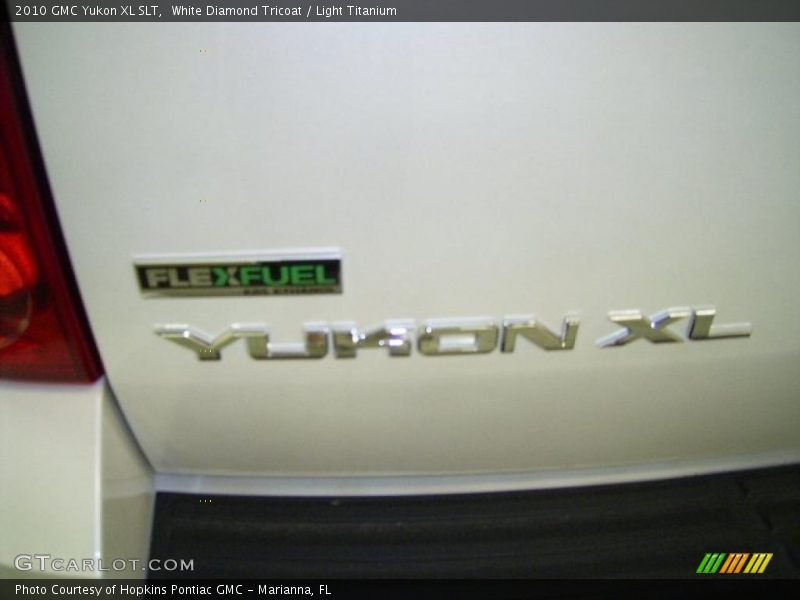White Diamond Tricoat / Light Titanium 2010 GMC Yukon XL SLT