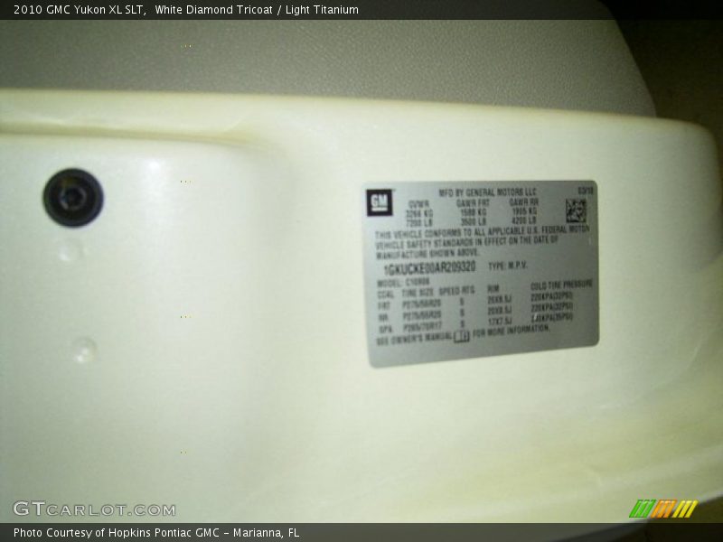 White Diamond Tricoat / Light Titanium 2010 GMC Yukon XL SLT