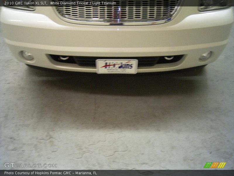 White Diamond Tricoat / Light Titanium 2010 GMC Yukon XL SLT