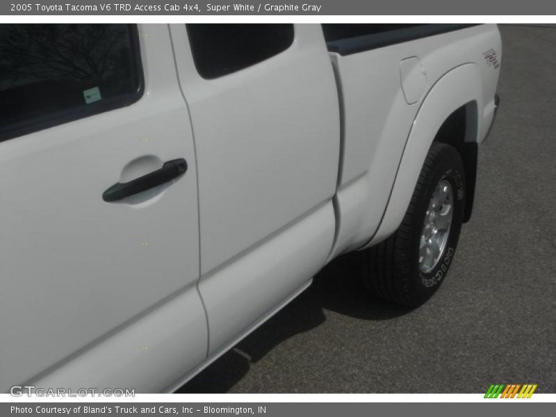 Super White / Graphite Gray 2005 Toyota Tacoma V6 TRD Access Cab 4x4