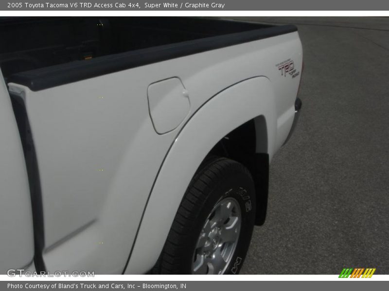 Super White / Graphite Gray 2005 Toyota Tacoma V6 TRD Access Cab 4x4
