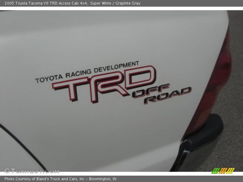 Super White / Graphite Gray 2005 Toyota Tacoma V6 TRD Access Cab 4x4
