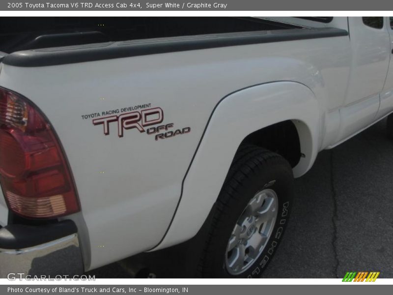 Super White / Graphite Gray 2005 Toyota Tacoma V6 TRD Access Cab 4x4