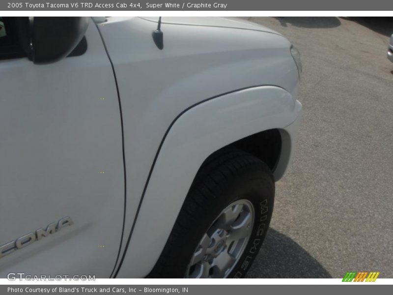 Super White / Graphite Gray 2005 Toyota Tacoma V6 TRD Access Cab 4x4