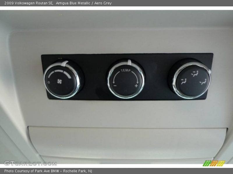 Antigua Blue Metallic / Aero Grey 2009 Volkswagen Routan SE