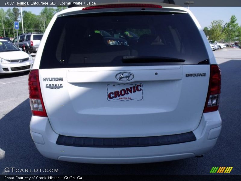 Cosmic White / Beige 2007 Hyundai Entourage GLS