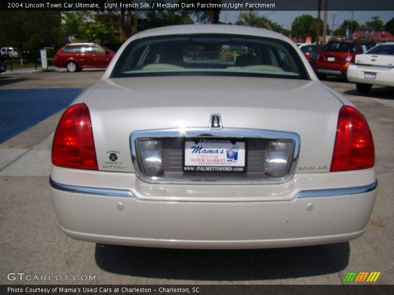 Light French Silk / Medium Dark Parchment/Light Parchment 2004 Lincoln Town Car Ultimate