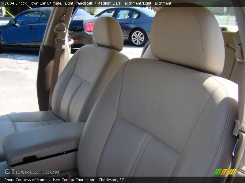 Light French Silk / Medium Dark Parchment/Light Parchment 2004 Lincoln Town Car Ultimate