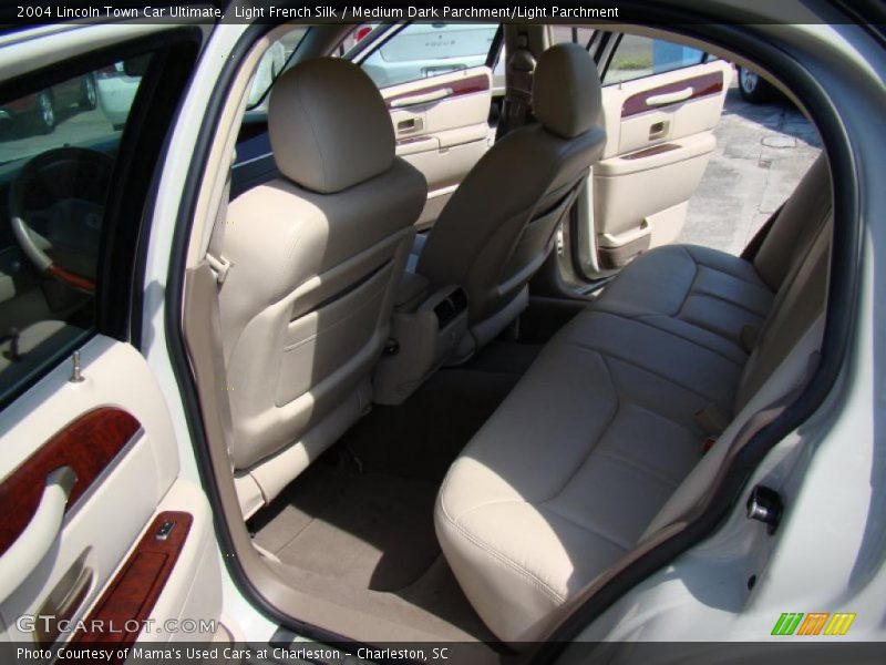 Light French Silk / Medium Dark Parchment/Light Parchment 2004 Lincoln Town Car Ultimate