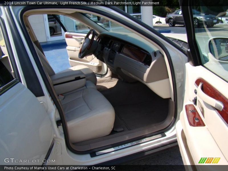 Light French Silk / Medium Dark Parchment/Light Parchment 2004 Lincoln Town Car Ultimate