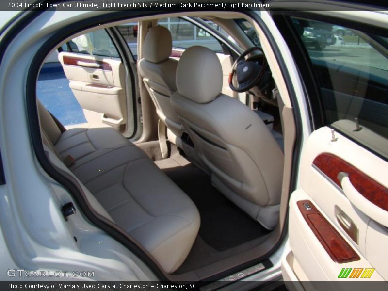 Light French Silk / Medium Dark Parchment/Light Parchment 2004 Lincoln Town Car Ultimate