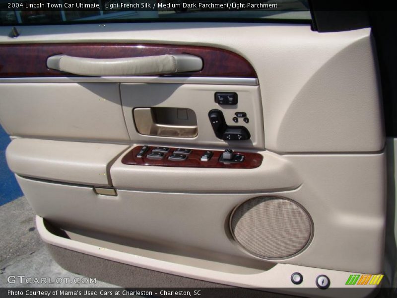 Light French Silk / Medium Dark Parchment/Light Parchment 2004 Lincoln Town Car Ultimate