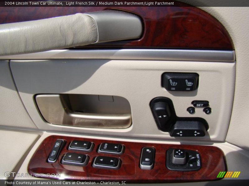 Light French Silk / Medium Dark Parchment/Light Parchment 2004 Lincoln Town Car Ultimate