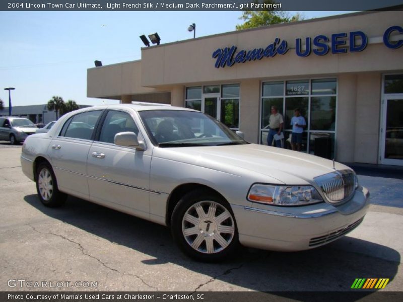 Light French Silk / Medium Dark Parchment/Light Parchment 2004 Lincoln Town Car Ultimate