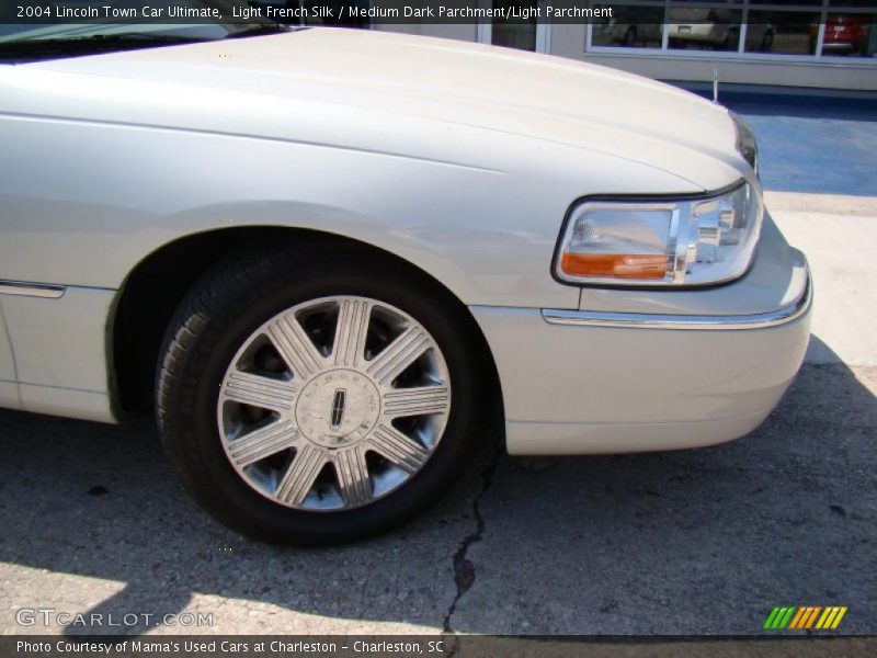 Light French Silk / Medium Dark Parchment/Light Parchment 2004 Lincoln Town Car Ultimate