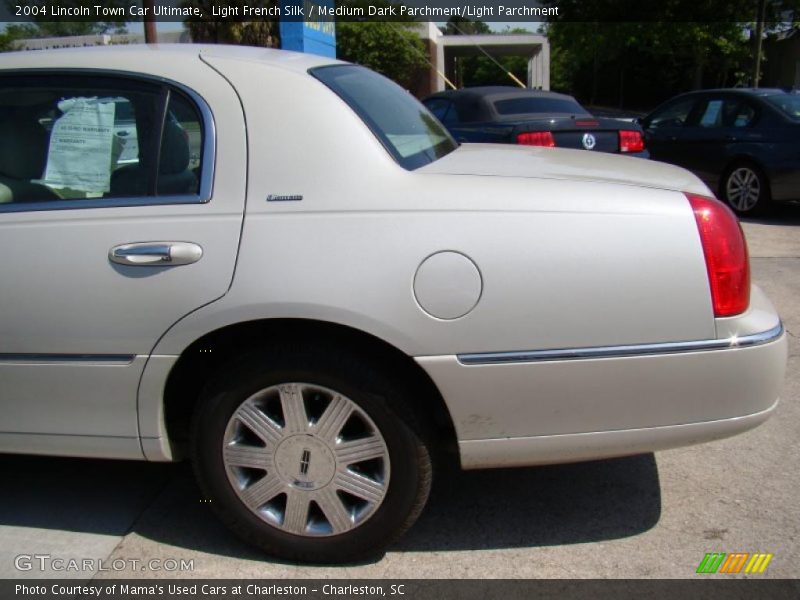Light French Silk / Medium Dark Parchment/Light Parchment 2004 Lincoln Town Car Ultimate