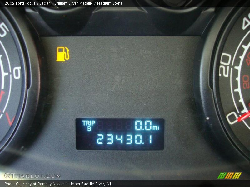 Brilliant Silver Metallic / Medium Stone 2009 Ford Focus S Sedan