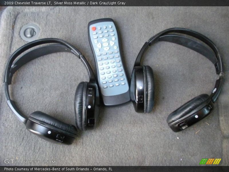 Silver Moss Metallic / Dark Gray/Light Gray 2009 Chevrolet Traverse LT