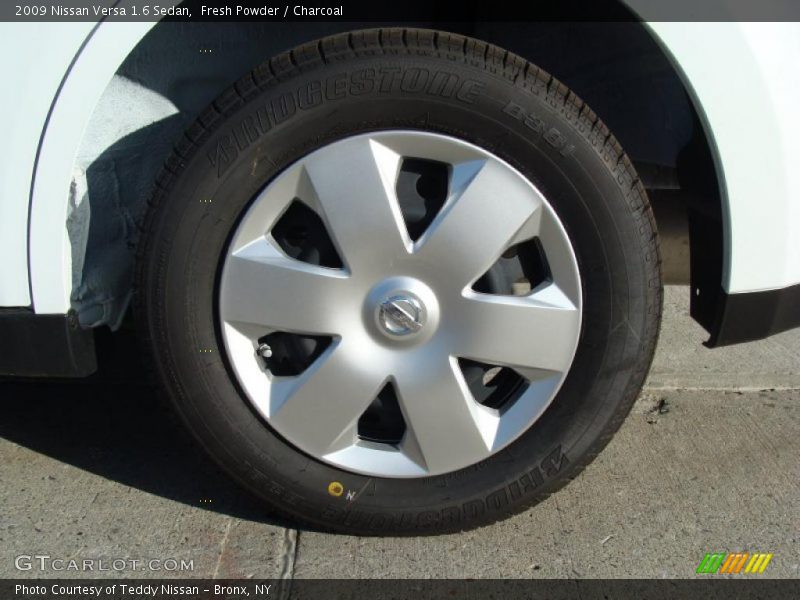 Fresh Powder / Charcoal 2009 Nissan Versa 1.6 Sedan