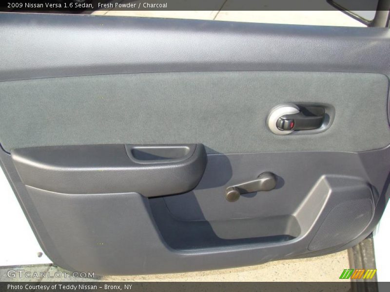 Fresh Powder / Charcoal 2009 Nissan Versa 1.6 Sedan