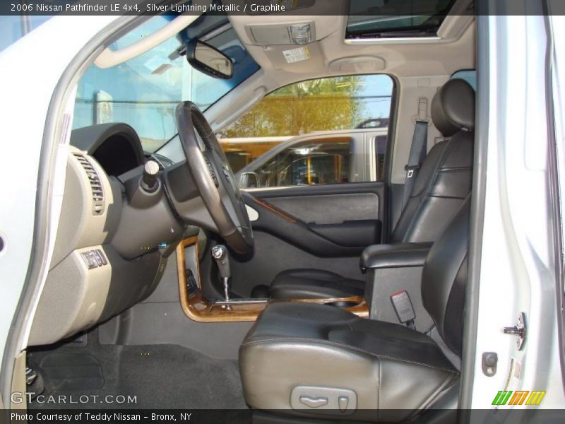 Silver Lightning Metallic / Graphite 2006 Nissan Pathfinder LE 4x4