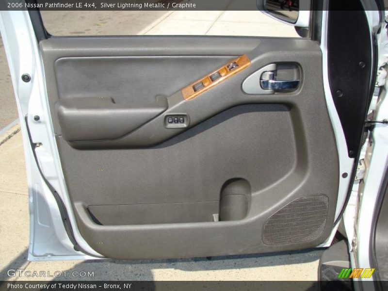 Silver Lightning Metallic / Graphite 2006 Nissan Pathfinder LE 4x4