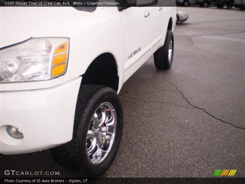 White / Graphite/Titanium 2005 Nissan Titan LE Crew Cab 4x4