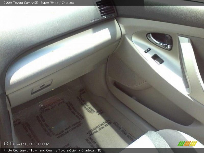 Super White / Charcoal 2009 Toyota Camry SE