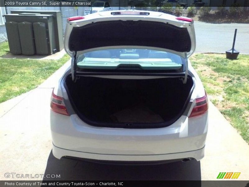 Super White / Charcoal 2009 Toyota Camry SE