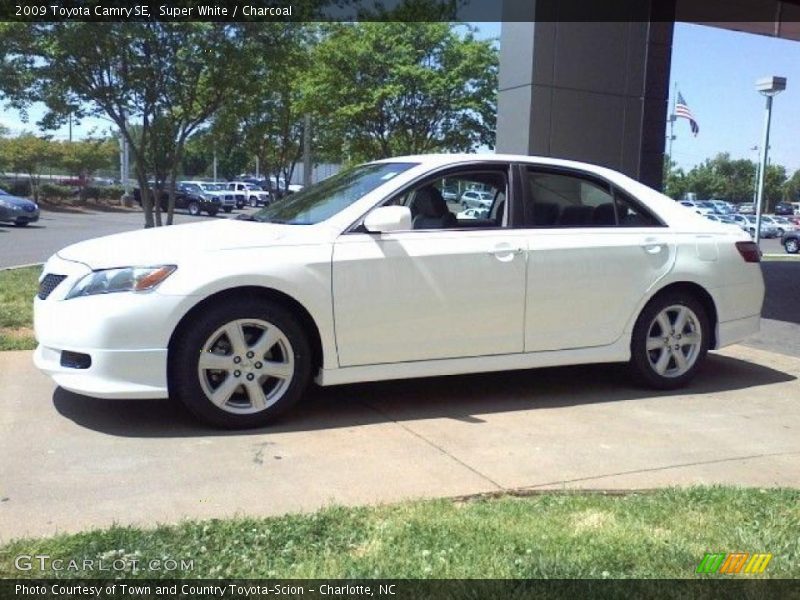 Super White / Charcoal 2009 Toyota Camry SE