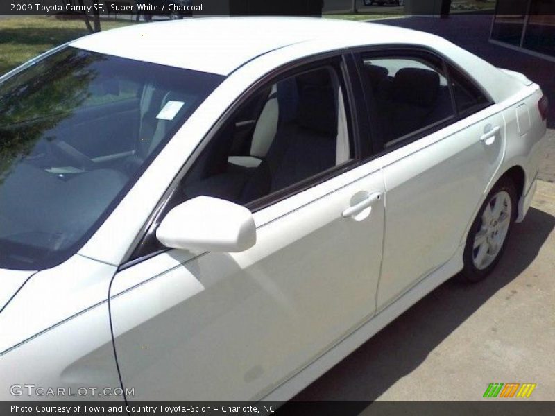 Super White / Charcoal 2009 Toyota Camry SE
