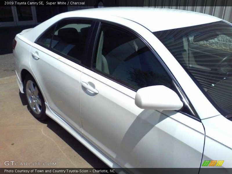 Super White / Charcoal 2009 Toyota Camry SE